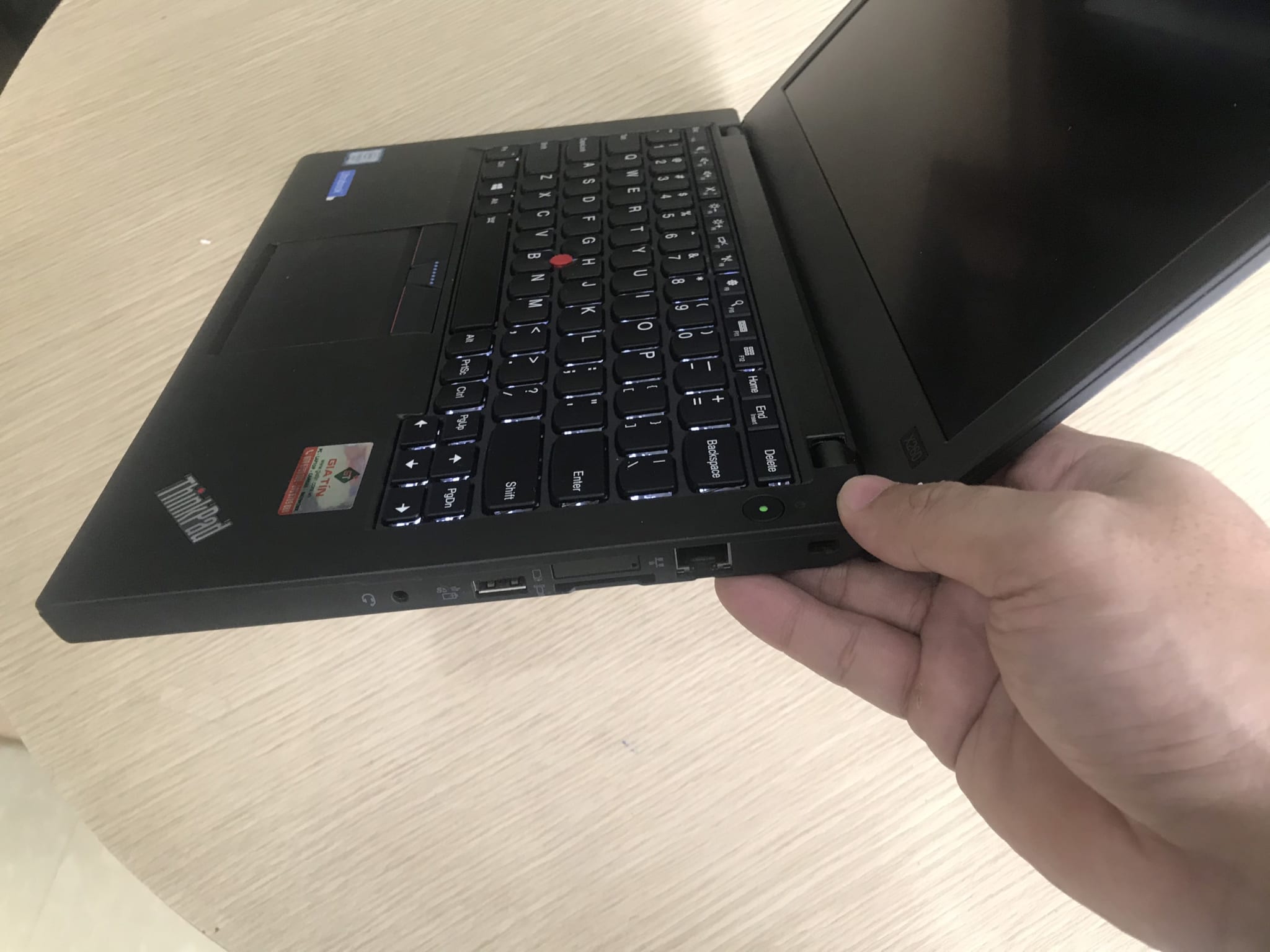 LENOVO THINKPAD X260 I5 6300U/ RAM 8GB/ SSD 256G/ 12.5 inch giá rẻ tại